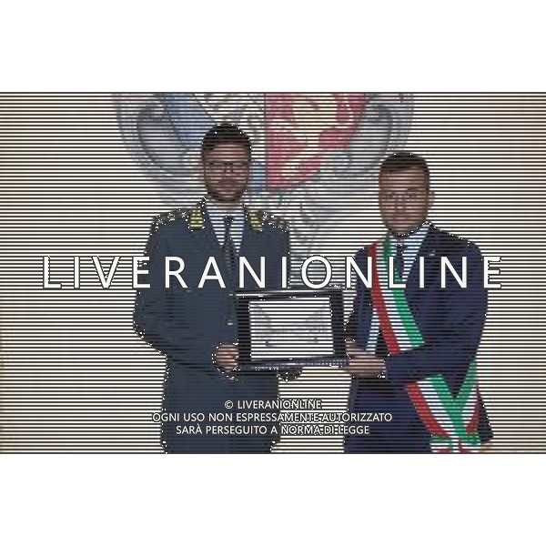 IMOLA 25 09 2025 IL NUOVO COMANDANTE DELLA GUARDIA DI FINANZA CAPITANO ALESSANDRO RUDELLA VIENE RICEVUTO DAL SINDACO DI IMOLA MARCO PANIERI IN COMUNE NELLA FOTO UNA TARGA DA PARTE DEL SINDACO DI IMOLA MARCO PANIERI A CAPITANO SANTOLO PERROTTA PER LAVORO SVOLTO A IMOLA FOTO GIANNI SANNA-AG ALDO LIVERANI SAS