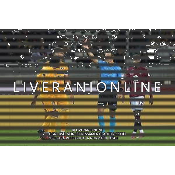 TVMV-Torino 25.09.2025 Stadio Grande Torino @Manuela Viganti/Ag. Aldo Liverani sas Torino vs Pisa Coppa Italia Frecciarossa Sedicesimi di Finale 2025/2026 Nella foto: l\'arbitro pezzuto espelle juan cuadrado ©TVMV Viganti - AGENZIA ALDO LIVERANI SAS