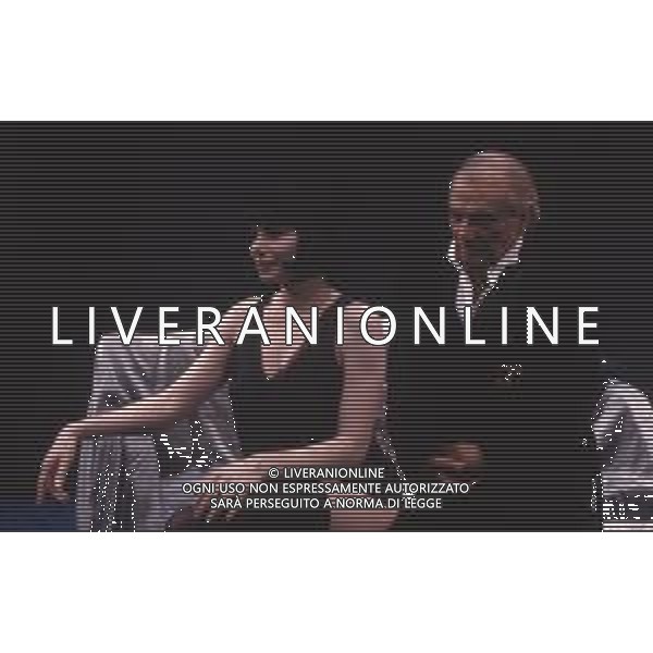 DIAP-RETROSPETTIVA GIORGIO ALBERTAZZI ATTORE NELLA FOTO GIORGIO ALBERTAZZI IN UNA COMMEDIA TEATRALE CON MARIANGELA D\'ABBRACCIO AG ALDO LIVERANI SAS