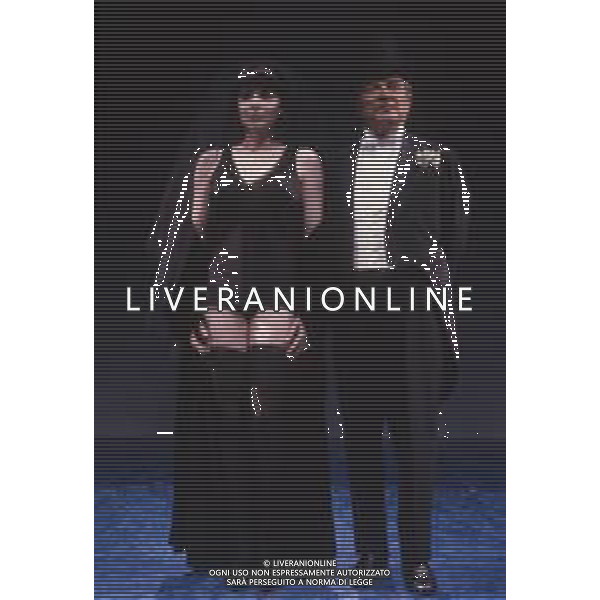 DIAP-RETROSPETTIVA GIORGIO ALBERTAZZI ATTORE NELLA FOTO GIORGIO ALBERTAZZI IN UNA COMMEDIA TEATRALE CON MARIANGELA D\'ABBRACCIO AG ALDO LIVERANI SAS
