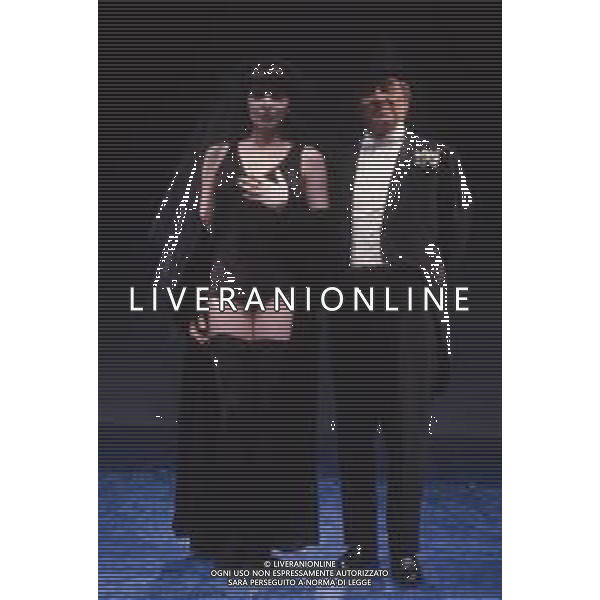 DIAP-RETROSPETTIVA GIORGIO ALBERTAZZI ATTORE NELLA FOTO GIORGIO ALBERTAZZI IN UNA COMMEDIA TEATRALE CON MARIANGELA D\'ABBRACCIO AG ALDO LIVERANI SAS