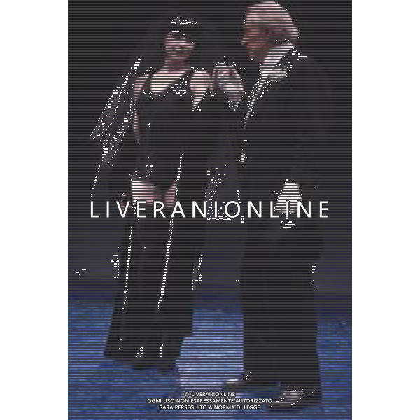 DIAP-RETROSPETTIVA GIORGIO ALBERTAZZI ATTORE NELLA FOTO GIORGIO ALBERTAZZI IN UNA COMMEDIA TEATRALE CON MARIANGELA D\'ABBRACCIO AG ALDO LIVERANI SAS