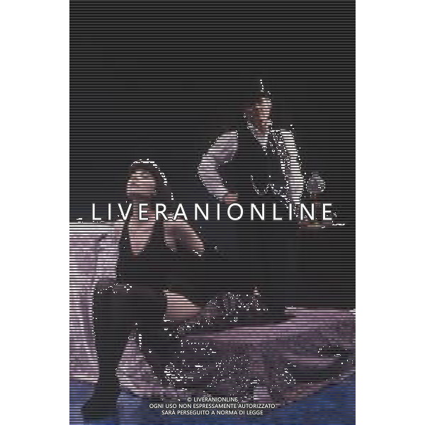 DIAP-RETROSPETTIVA GIORGIO ALBERTAZZI ATTORE NELLA FOTO GIORGIO ALBERTAZZI IN UNA COMMEDIA TEATRALE CON MARIANGELA D\'ABBRACCIO AG ALDO LIVERANI SAS
