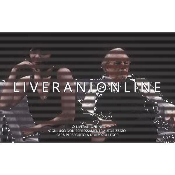 DIAP-RETROSPETTIVA GIORGIO ALBERTAZZI ATTORE NELLA FOTO GIORGIO ALBERTAZZI IN UNA COMMEDIA TEATRALE CON MARIANGELA D\'ABBRACCIO AG ALDO LIVERANI SAS