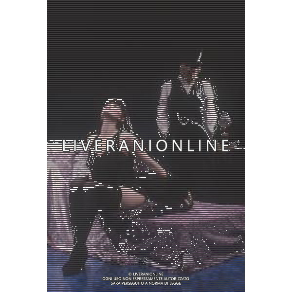 DIAP-RETROSPETTIVA GIORGIO ALBERTAZZI ATTORE NELLA FOTO GIORGIO ALBERTAZZI IN UNA COMMEDIA TEATRALE CON MARIANGELA D\'ABBRACCIO AG ALDO LIVERANI SAS