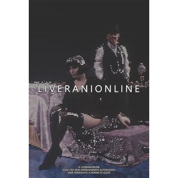DIAP-RETROSPETTIVA GIORGIO ALBERTAZZI ATTORE NELLA FOTO GIORGIO ALBERTAZZI IN UNA COMMEDIA TEATRALE CON MARIANGELA D\'ABBRACCIO AG ALDO LIVERANI SAS