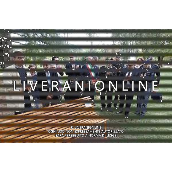 IMOLA 26 09 2025 "UNA PANCHINA PER MARIO"UN MOMENTO DI MEMORIA PER RICORDARE MARIO PACIOLLA COOPERANTE NAPOLETANO IMPEGNATO NELLA MISSIONE ONU IN COLOMBIA NELLA FOTO PRESENTI SINDACO MARCO PANIERI GENITORI PIO E ANNA MOTTA E PINO PACIOLLA,FORZE DELL\'ORDINE ©SANNA - AGENZIA ALDO LIVERANI SAS