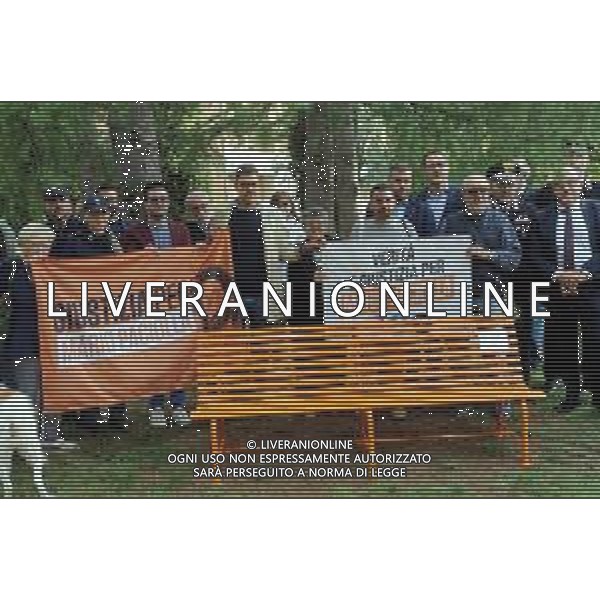 IMOLA 26 09 2025 "UNA PANCHINA PER MARIO"UN MOMENTO DI MEMORIA PER RICORDARE MARIO PACIOLLA COOPERANTE NAPOLETANO IMPEGNATO NELLA MISSIONE ONU IN COLOMBIA NELLA FOTO PRESENTI SINDACO MARCO PANIERI GENITORI PIO E ANNA MOTTA E PINO PACIOLLA,FORZE DELL\'ORDINE ,ASSESSORE GIACOMO GAMBI,ROBERTO VISANI,ASSESSORE DANIELA SPADONI ©SANNA - AGENZIA ALDO LIVERANI SAS