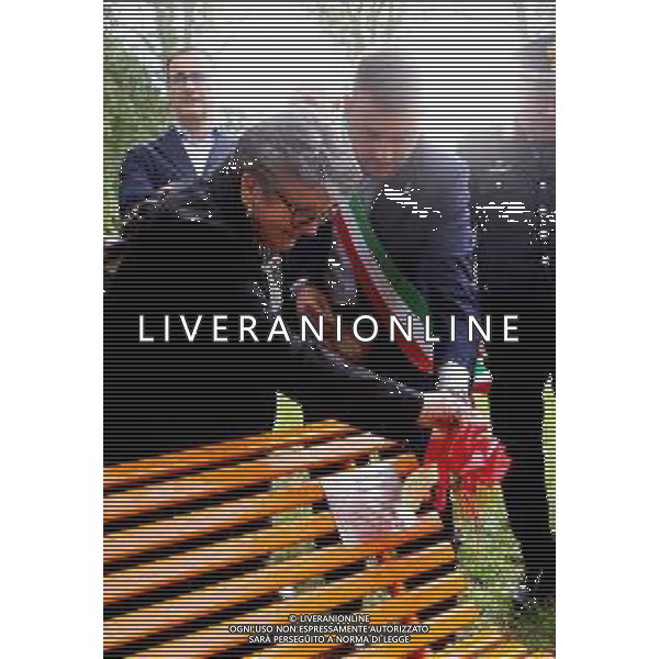 IMOLA 26 09 2025 "UNA PANCHINA PER MARIO"UN MOMENTO DI MEMORIA PER RICORDARE MARIO PACIOLLA COOPERANTE NAPOLETANO IMPEGNATO NELLA MISSIONE ONU IN COLOMBIA NELLA FOTO SCOPRIMENTO DELLA TTARGA SINDACO MARCO PANIERI E LA MAMMA DI MARIO ANNA ©SANNA - AGENZIA ALDO LIVERANI SAS