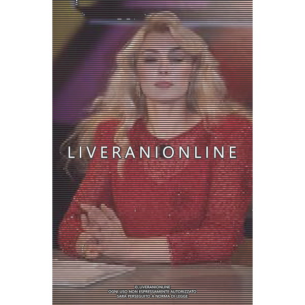 DIAP-RETROSPETTIVA ALESSANDRA CANALE ANNUNCIATRICE TELEVISIVA E CONDUTTRICE TELEVISIVA NELLA FOTO ALESSANDRA CANALE NELL\'ANNO 1994 CONDUCE LA TRASMISSIONE TELEVISIVA “IL PROCESSO DEL LUNEDI\' “ AG ALDO LIVERANI SAS