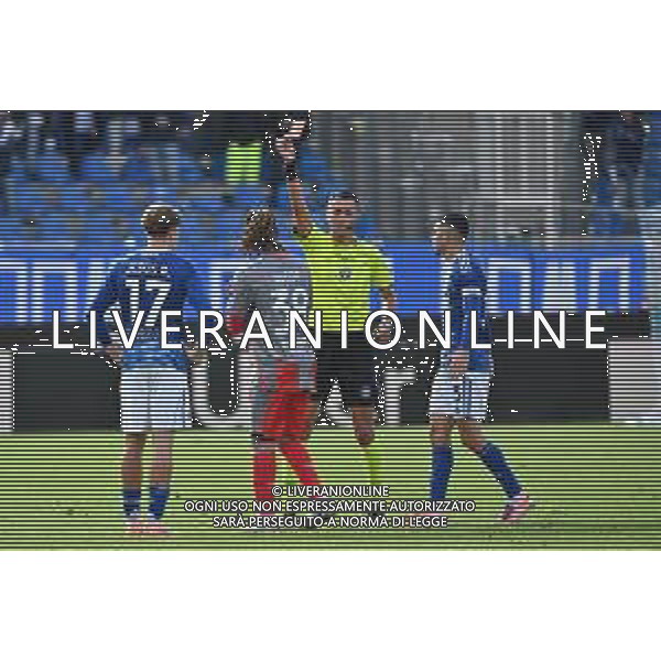 TVRG Como vs Cremonese nella foto l\'arbitro Marco Di Bello di Brindisi espelle Jesus Rodriguez Caraballo (Como) Como 27-09-2025 Stadio Giuseppe Sinigaglia Como vs Cremonese Campionato Serie A Enilive - 5a giornata foto Roberto Garavaglia/Agenzia Aldo Liverani sas
