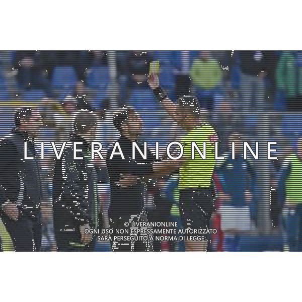 TVRG Como vs Cremonese nella foto l\'arbitro Marco Di Bello di Brindisi ammonisce Cesc Fabregas allenatore Como Como 27-09-2025 Stadio Giuseppe Sinigaglia Como vs Cremonese Campionato Serie A Enilive - 5a giornata foto Roberto Garavaglia/Agenzia Aldo Liverani sas