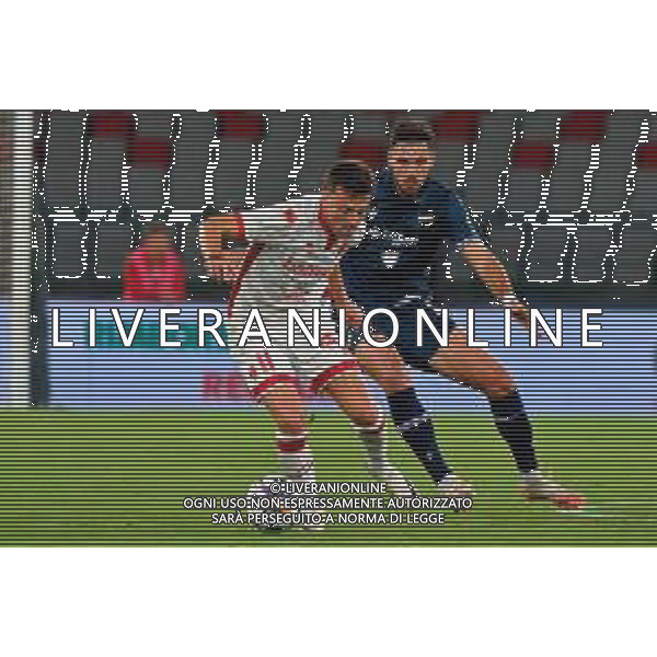 TVEM September 27, 2025 Bari, Italy - SSC Bari vs UC Sampdoria - Italian Soccer Serie B 2025/2026 - San Nicola Stadium. In the pic: Gabriele Moncini of SSC Bari in action against Stipe Vulikic of UC Sampdoria foto emmanuele mastrodonato-ag aldo liverani sas