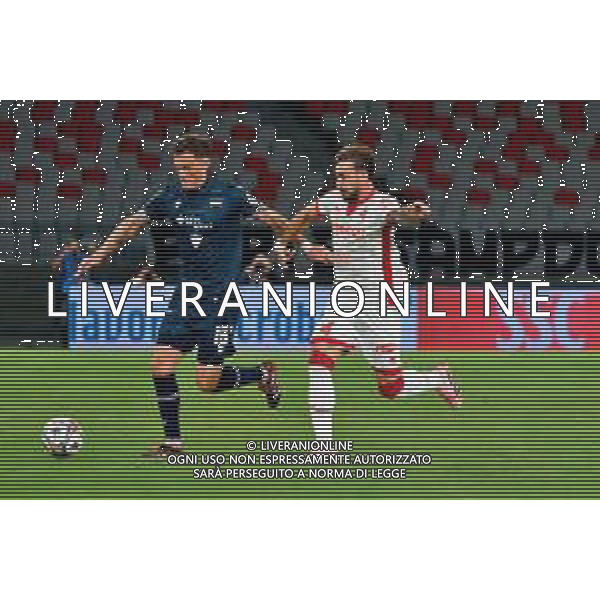 TVEM September 27, 2025 Bari, Italy - SSC Bari vs UC Sampdoria - Italian Soccer Serie B 2025/2026 - San Nicola Stadium. In the pic: Liam Henderson of UC Sampdoria in action against Gaetano Castrovilli of SSC Bari foto emmanuele mastrodonato-ag aldo liverani sas