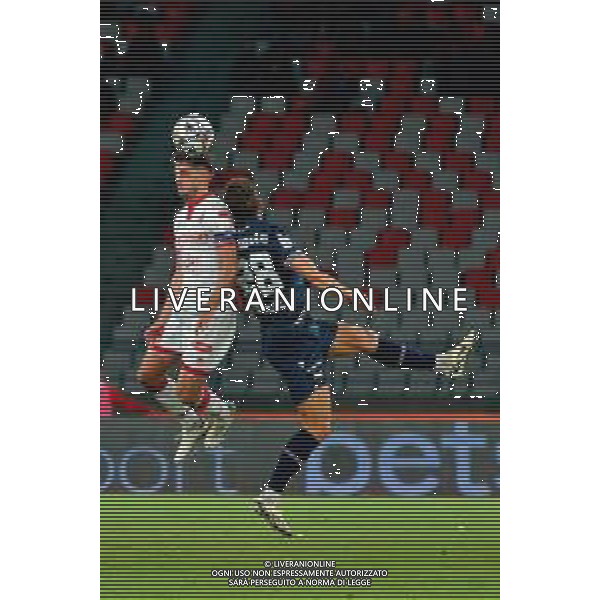 TVEM September 27, 2025 Bari, Italy - SSC Bari vs UC Sampdoria - Italian Soccer Serie B 2025/2026 - San Nicola Stadium. In the pic: Giulio Maggiore of SSC Bari in action against Oliver Abildgaard of UC Sampdoria foto emmanuele mastrodonato-ag aldo liverani sas
