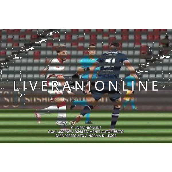 TVEM September 27, 2025 Bari, Italy - SSC Bari vs UC Sampdoria - Italian Soccer Serie B 2025/2026 - San Nicola Stadium. In the pic: Gaetano Castrovilli of SSC Bari in action against Stipe Vulikic of UC Sampdoria foto emmanuele mastrodonato-ag aldo liverani sas