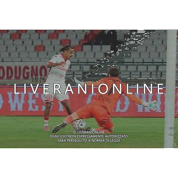 TVEM September 27, 2025 Bari, Italy - SSC Bari vs UC Sampdoria - Italian Soccer Serie B 2025/2026 - San Nicola Stadium. In the pic: Mehdi Dorval of SSC Bari in action against Simone Ghidotti of UC Sampdoria foto emmanuele mastrodonato-ag aldo liverani sas