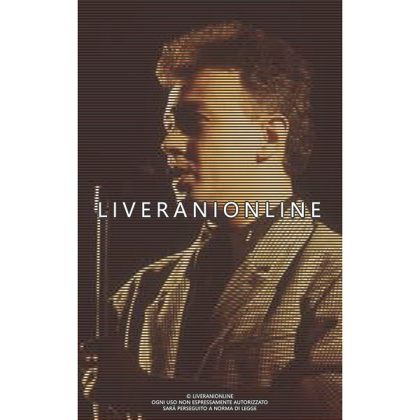 DIAP-RETROSPETTIVA ENRICO RUGGERI CANTANTE NELLA FOTO ENRICO RUGGERI A SAINT VINCENT NELL\'ANNO 1989 AG ALDO LIVERANI SAS