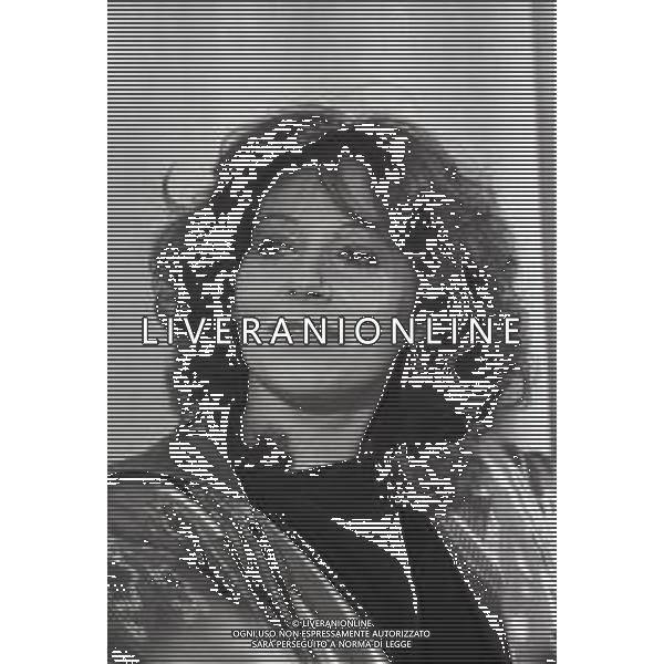 NEG-RETROSPETTIVA OMBRETTA COLLI CANTANTE -ATTRICE MELLA FOTO OMBRETTA COLLI A MILANO IN TERRAZZA MARTINI NELL\'ANNO 1985 AG ALDO LIVERANI SAS