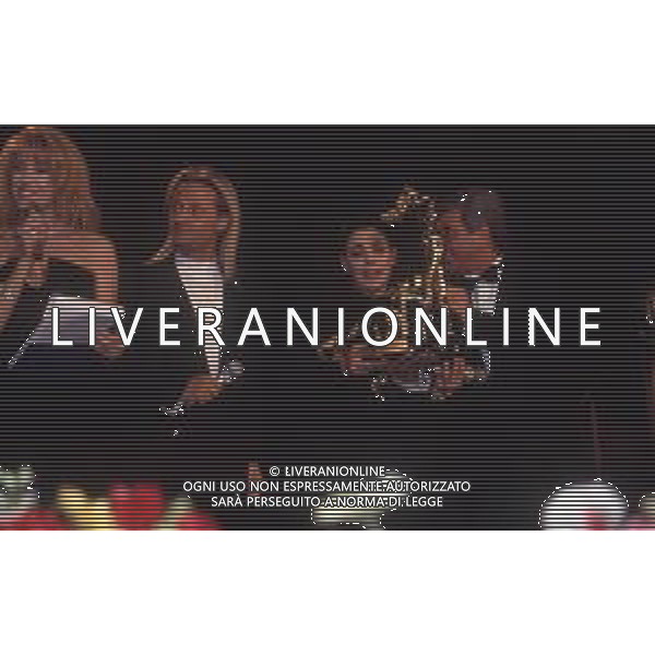 DIAP-RETROSPETTIVA AMEDEO MINGHI CANTANTE NELLA FOTO AMEDEO MINGHI CON MIETTA AL FESTIVAL DI SANREMO NELL\'ANNO 1990 AG ALDO LIVERANI SAS