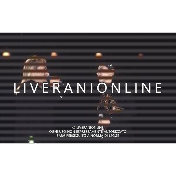 DIAP-RETROSPETTIVA AMEDEO MINGHI CANTANTE NELLA FOTO AMEDEO MINGHI CON MIETTA AL FESTIVAL DI SANREMO NELL\'ANNO 1990 AG ALDO LIVERANI SAS