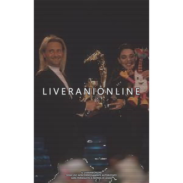 DIAP-RETROSPETTIVA AMEDEO MINGHI CANTANTE NELLA FOTO AMEDEO MINGHI CON MIETTA AL FESTIVAL DI SANREMO NELL\'ANNO 1990 AG ALDO LIVERANI SAS