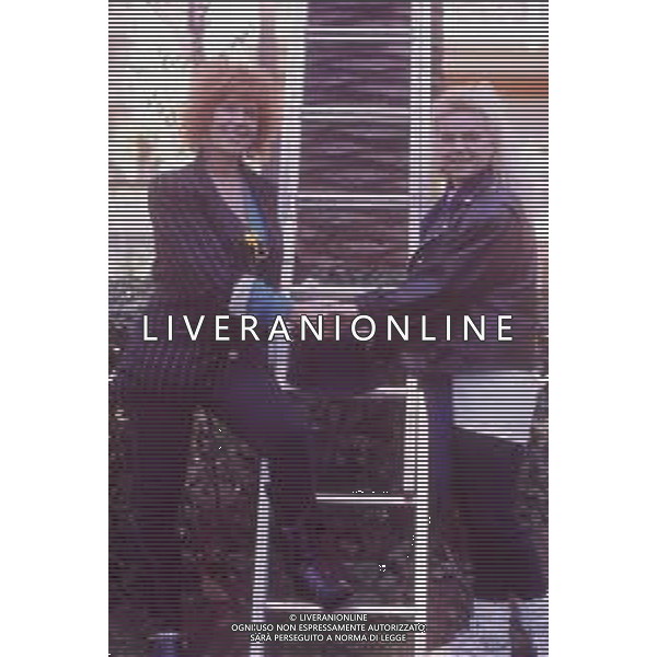 DIAP-RETROSPETTIVA NIKKA COSTA CANTANTE NELLA FOTO NIKKA COSTA CON LA MADRE A SANREMO NELL\'ANNO 1990 AG ALDO LIVERANI SAS