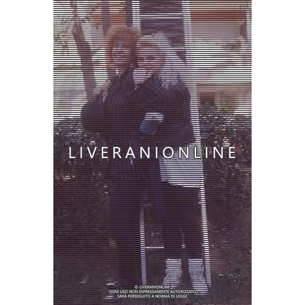 DIAP-RETROSPETTIVA NIKKA COSTA CANTANTE NELLA FOTO NIKKA COSTA CON LA MADRE A SANREMO NELL\'ANNO 1990 AG ALDO LIVERANI SAS