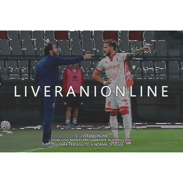 TVEM September 27, 2025 Bari, Italy - SSC Bari vs UC Sampdoria - Italian Soccer Serie B 2025/2026 - San Nicola Stadium. In the pic: coach Fabio Caserta of SSC Bari and Gaetano Castrovilli of SSC Bari foto emmanuele mastrodonato-ag aldo liverani sas