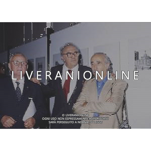 Federico Fellini regista, sceneggiatore, scrittore e fumettista italiano - Retrospettiva nella foto con il fotografo riminese Davide Minghini nel 1983 © Archivio / AGENZIA ALDO LIVERANI SAS