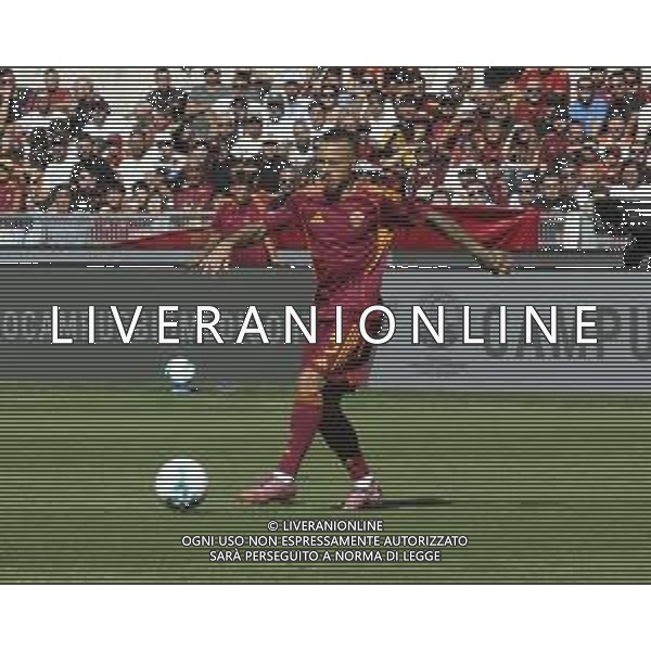Angeliño of AS Roma play the ball during AS Roma vs Hellas Verona FC, 5° Serie A Enilive 2025-26 game at Olimpic stadium in Roma (RM), Italy, on September 28, 2025. (Photo by Davide Casentini)- AGENZIA ALDO LIVERANI SAS