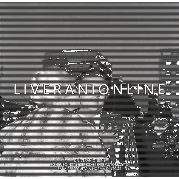 NEG-Federico Fellini regista, sceneggiatore, scrittore e fumettista italiano - Retrospettiva nella foto Cocktail all\'aperto in una zona di periferia davanti all\'Hotel dei Congressi per il film \' Boccaccio \'70 \' a Roma nel 1962 con Anita Ekberg FOTO SANDRO VESPASIANI/ AGENZIA ALDO LIVERANI SAS