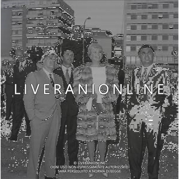 NEG-Federico Fellini regista, sceneggiatore, scrittore e fumettista italiano - Retrospettiva nella foto Cocktail all\'aperto in una zona di periferia davanti all\'Hotel dei Congressi per il film \' Boccaccio \'70 \' a Roma nel 1962 con Anita Ekberg e Carlo Ponti FOTO SANDRO VESPASIANI/ AGENZIA ALDO LIVERANI SAS