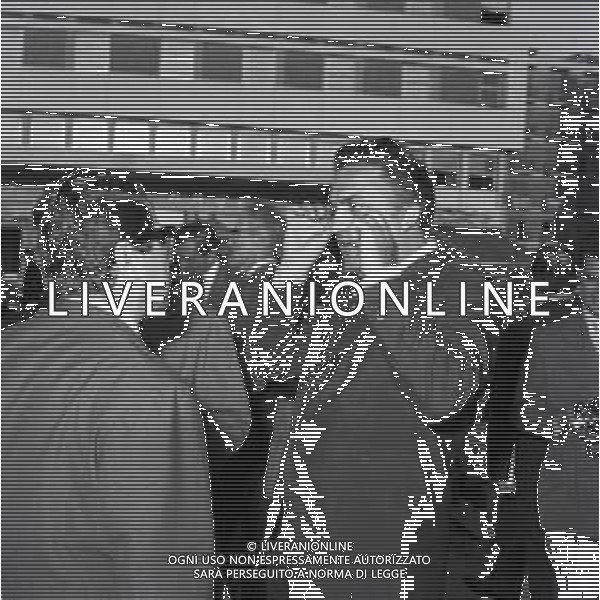 NEG-Federico Fellini regista, sceneggiatore, scrittore e fumettista italiano - Retrospettiva nella foto Cocktail all\'aperto in una zona di periferia davanti all\'Hotel dei Congressi per il film \' Boccaccio \'70 \' a Roma nel 1962 FOTO SANDRO VESPASIANI/ AGENZIA ALDO LIVERANI SAS