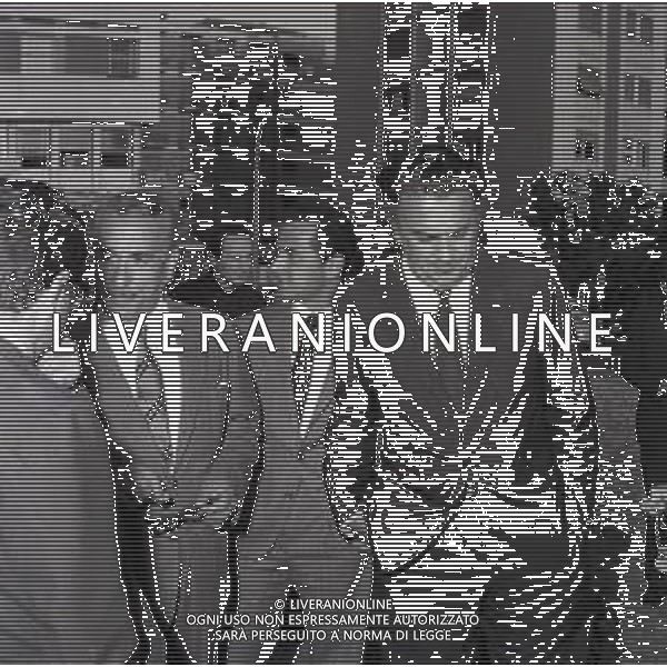 NEG -Federico Fellini regista, sceneggiatore, scrittore e fumettista italiano - Retrospettiva nella foto Cocktail all\'aperto in una zona di periferia davanti all\'Hotel dei Congressi per il film \' Boccaccio \'70 \' a Roma nel 1962 con Peppino De Filippo FOTO SANDRO VESPASIANI/ AGENZIA ALDO LIVERANI SAS