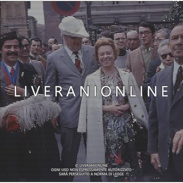 COL-RETROSPETTIVA FEDERICO FELLINI REGISTA NELLA FOTO FEDERICO FELLINI CON GIULIETTA MASINA MATRICOLA D\'ONORE AL\'UNIVERSITA\' DI PAVIA NELL\'ANNO 1971 AG ALDO LIVERANI SAS