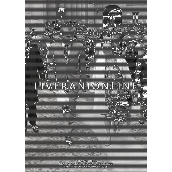 NEG-RETROSPETTIVA FEDERICO FELLINI REGISTA NELLA FOTO FEDERICO FELLINI CON GIULIETTA MASINA MATRICOLA D\'ONORE AL\'UNIVERSITA\' DI PAVIA NELL\'ANNO 1971 AG ALDO LIVERANI SAS