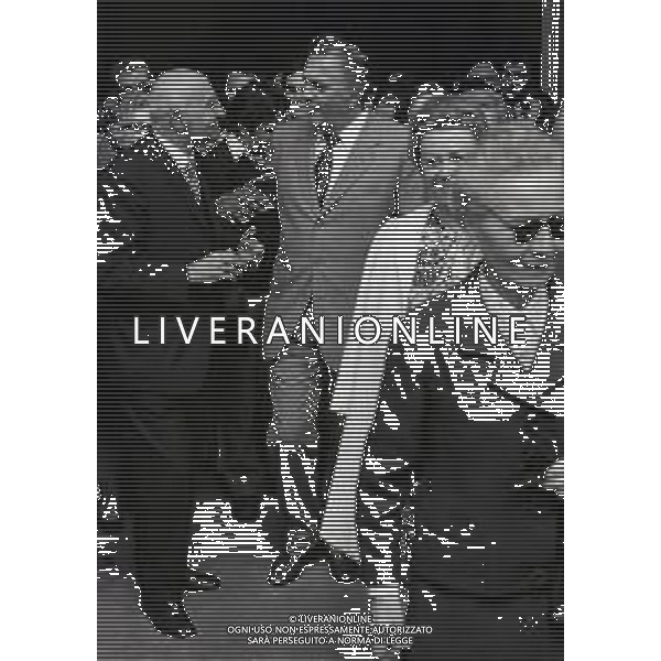 NEG-RETROSPETTIVA FEDERICO FELLINI REGISTA NELLA FOTO FEDERICO FELLINI CON GIULIETTA MASINA MATRICOLA D\'ONORE AL\'UNIVERSITA\' DI PAVIA NELL\'ANNO 1971 AG ALDO LIVERANI SAS