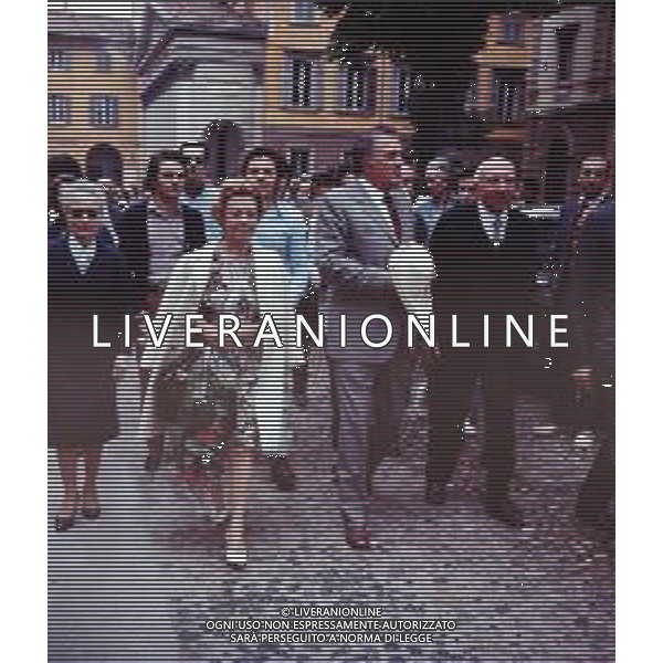 COL-RETROSPETTIVA FEDERICO FELLINI REGISTA NELLA FOTO FEDERICO FELLINI CON GIULIETTA MASINA MATRICOLA D\'ONORE AL\'UNIVERSITA\' DI PAVIA NELL\'ANNO 1971 AG ALDO LIVERANI SAS
