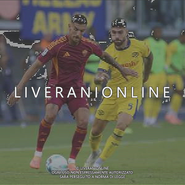Lorenzo Pellegrini of AS Roma battle for the ball with Unai Nunez of Hellas Verona FC during AS Roma vs Hellas Verona FC, 5° Serie A Enilive 2025-26 game at Olimpic stadium in Roma (RM), Italy, on September 28, 2025. (Photo by Davide Casentini) - AGENZIA ALDO LIVERANI SAS
