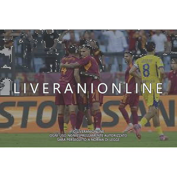 Roma players celebrates Matías Soulé of AS Roma goal during AS Roma vs Hellas Verona FC, 5° Serie A Enilive 2025-26 game at Olimpic stadium in Roma (RM), Italy, on September 28, 2025. (Photo by Davide Casentini) - AGENZIA ALDO LIVERANI SAS
