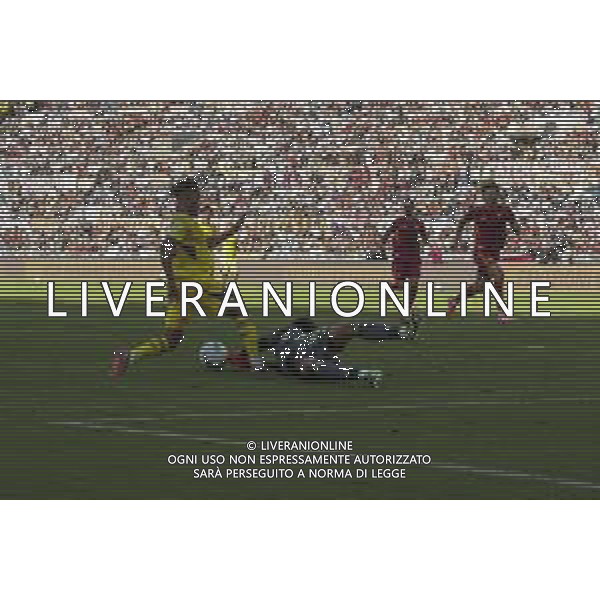 Mile Svilar of AS Roma makes a save on Gift Orban of Hellas Verona FC during AS Roma vs Hellas Verona FC, 5° Serie A Enilive 2025-26 game at Olimpic stadium in Roma (RM), Italy, on September 28, 2025. (Photo by Davide Casentini) - AGENZIA ALDO LIVERANI SAS