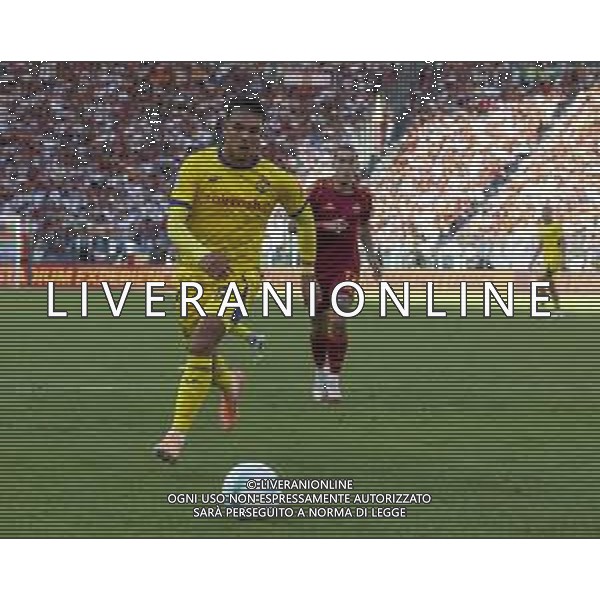Giovane Santana do Nascimiento of Hellas Verona FC play the ball during AS Roma vs Hellas Verona FC, 5° Serie A Enilive 2025-26 game at Olimpic stadium in Roma (RM), Italy, on September 28, 2025. (Photo by Davide Casentini) - AGENZIA ALDO LIVERANI SAS