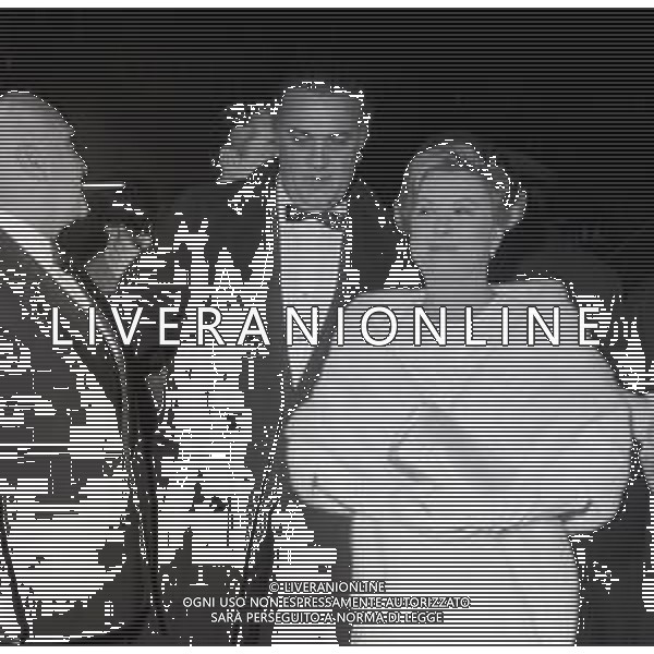NEG-Federico Fellini regista, sceneggiatore, scrittore e fumettista italiano - Retrospettiva nella foto con la moglie Giulietta Masina e Angelo Rizzoli alla Prima di \' Giulietta degli Spiriti \' a Milano Ottobre 1965 © Archivio / AGENZIA ALDO LIVERANI SAS