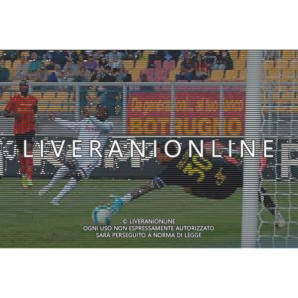 TVEM September 28, 2025 Lecce, Italy - US Lecce vs Bologna FC - Italian soccer serie A 2025/26 - Via Del Mare Stadium. In the pic: Jonathan Rowe of Bologna FC and Wladimiro Falcone of US Lecce ©TVEM Mastrodonato Emmanuele - AGENZIA ALDO LIVERANI SAS