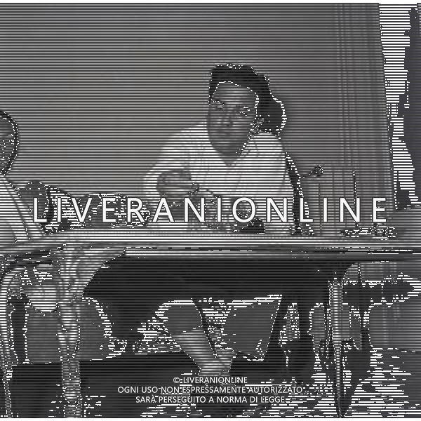 NEG-Federico Fellini regista, sceneggiatore, scrittore e fumettista italiano - Retrospettiva nella foto FEDERICO FELLINI con la moglie Giulietta Masina a Roma 1952 © Archivio / AGENZIA ALDO LIVERANI SAS