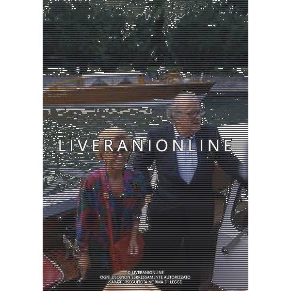 DIAP-Federico Fellini regista, sceneggiatore, scrittore e fumettista italiano - Retrospettiva nella foto Federico Fellini con la moglie Giulietta Masina a Venzia nell\'anno 1983 © Archivio / AGENZIA ALDO LIVERANI SAS