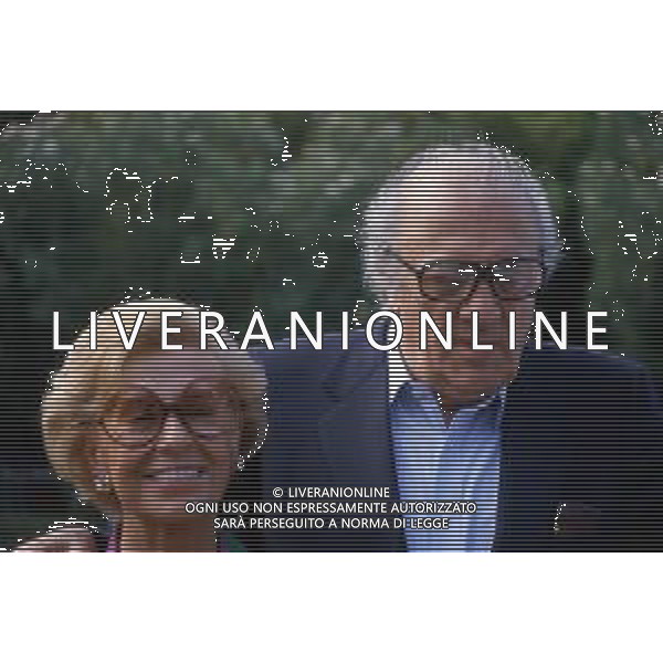 DIAP-Federico Fellini regista, sceneggiatore, scrittore e fumettista italiano - Retrospettiva nella foto Federico Fellini con la moglie Giulietta Masina a Venzia nell\'anno 1983 © Archivio / AGENZIA ALDO LIVERANI SAS