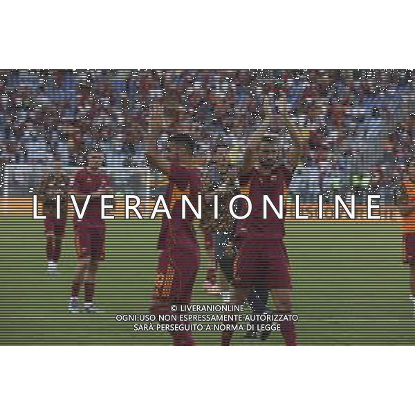 Roma players applaud the fans following the final whistle during AS Roma vs Hellas Verona FC, 5° Serie A Enilive 2025-26 game at Olimpic stadium in Roma (RM), Italy, on September 28, 2025. (Photo by Davide Casentini) AG ALDO LIVERANI SAS