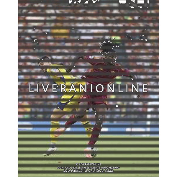 Unai Nunez of Hellas Verona FC battle for the ball with Manu Koné of AS Roma during AS Roma vs Hellas Verona FC, 5° Serie A Enilive 2025-26 game at Olimpic stadium in Roma (RM), Italy, on September 28, 2025. (Photo by Davide Casentini) AG ALDO LIVERANI SAS